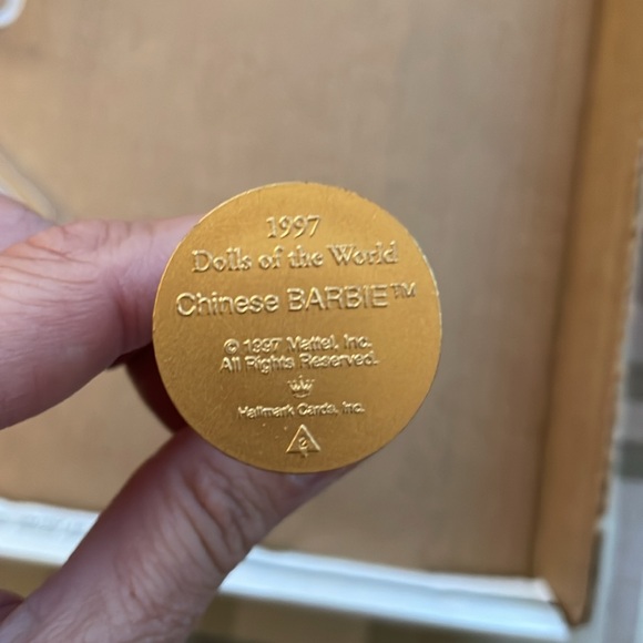 Chinese Barbie Dolls of the world Hallmark ornament collectors series ©️1997 NWT - Picture 11 of 11